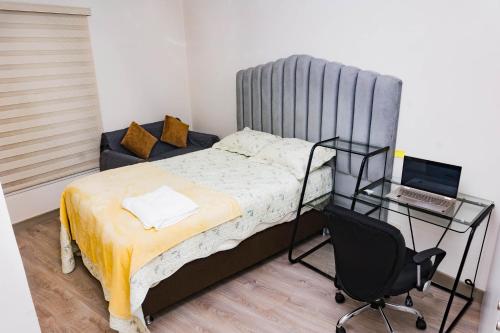 Giường trong phòng chung tại Habitación Centro Financiero San Isidro