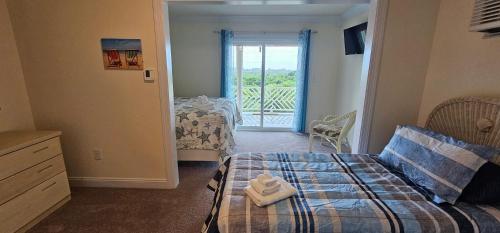 Una cama o camas en una habitación de 8528 Beach Road