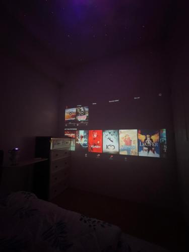 TV a/nebo společenská místnost v ubytování Zenrise Staycation