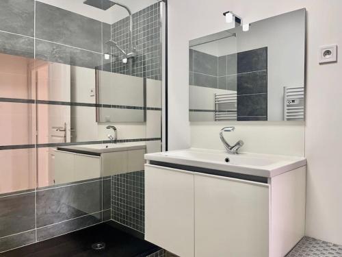 une salle de bain blanche avec deux lavabos et une douche dans l'établissement Chez Pierrot - Pont-Neuf - Vue Cité Médiévale, à Carcassonne