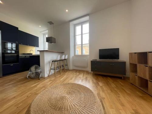 Il comprend un grand salon avec une cuisine et une table. dans l'établissement Chez Pierrot - Pont-Neuf - Vue Cité Médiévale, à Carcassonne