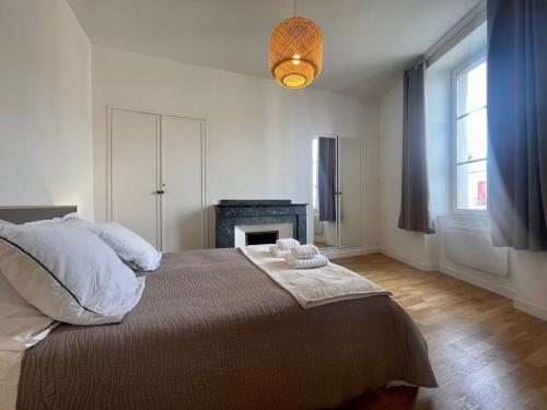 - une chambre avec un grand lit et une cheminée dans l'établissement Chez Pierrot - Pont-Neuf - Vue Cité Médiévale, à Carcassonne