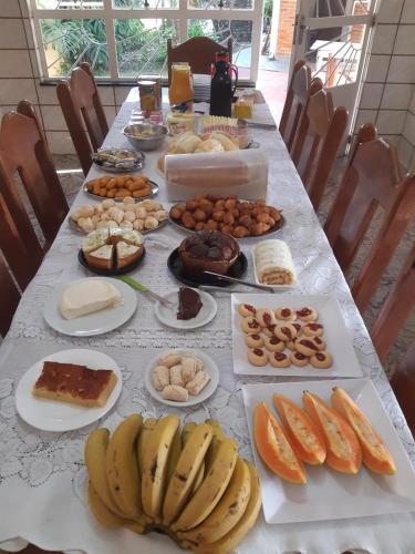 サン・ミゲウ・アルカンジョにあるPousada Rose e Filhosの長いテーブル