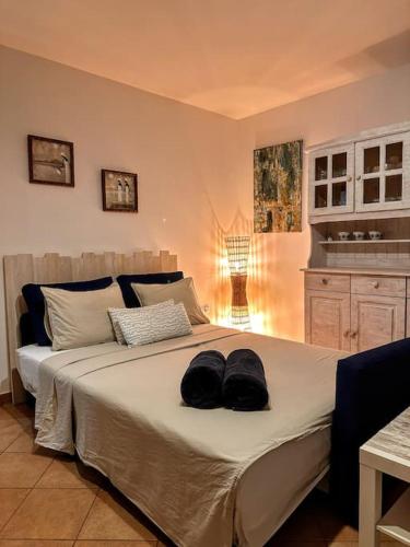 a bedroom with a large bed with two hats on it at Cabaña Amida in Lajares