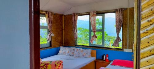 Postel nebo postele na pokoji v ubytování Himali Dara Homestay