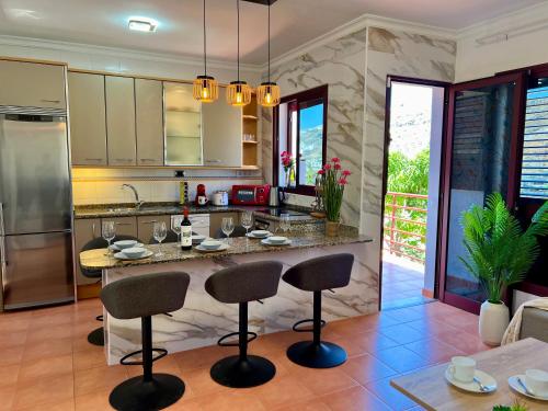 Η κουζίνα ή μικρή κουζίνα στο Villa Puerto Rico in front of the shopping center with private heated saltwater pool with jacuzzi & t able fút boll & arcade games OR St andard Villa Puerto Rico in front of the shopping center with private heated saltwater big jacuzzi & arcade games