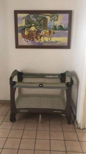 a bench against a wall with a picture on the wall at Residencia Villegas in Delicias