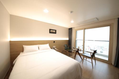 Postel nebo postele na pokoji v ubytování Harbor Hotel