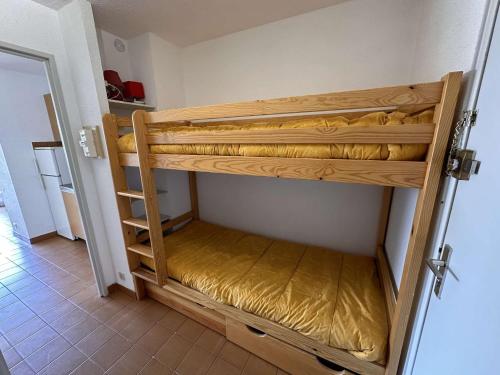 une chambre avec deux lits superposés dans une pièce dans l'établissement Studio-cabine 4 pers, plage à 200m, parking privatif - FR-1-731-104, au Grau-du-Roi