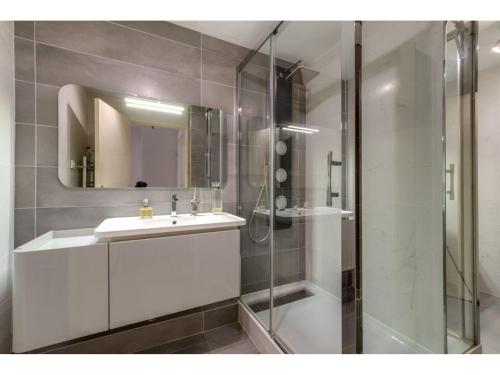 une salle de bain avec un lavabo et une douche en verre dans l'établissement Appartement Climatisé avec Loggia et Parking Proche Port - Fréjus - FR-1-226A-181, à Fréjus