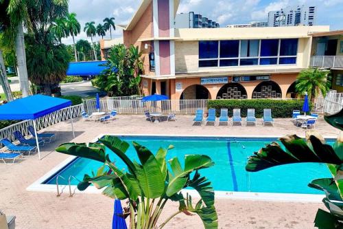哈兰代尔海滩Walk to the beach, Studio, Pool AND FREE Parking的酒店楼前有游泳池