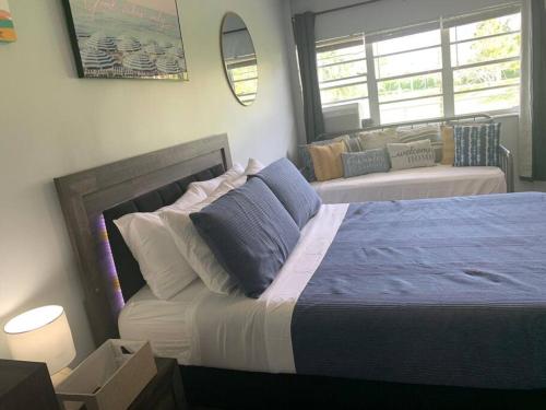 哈兰代尔海滩Walk to the beach, Studio, Pool AND FREE Parking的带一张大床和一张沙发的卧室