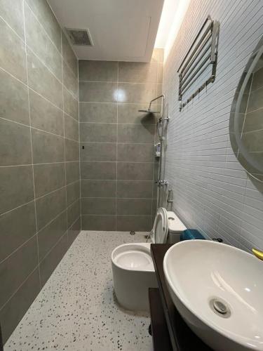 Un baño de LHASA HOTEL - Central hotel in Dalat