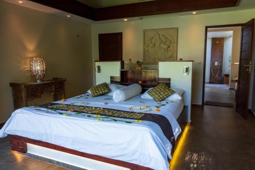 Кровать или кровати в номере Relax Bali Dive & SPA ocean front resort