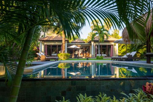 Бассейн в Relax Bali Dive & SPA ocean front resort или поблизости