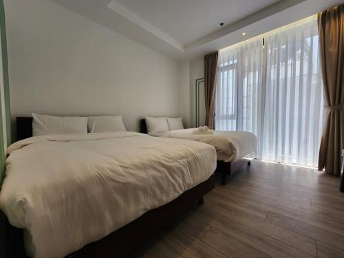 Cama o camas de una habitación en LHASA HOTEL - Central hotel in Dalat