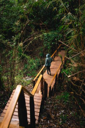 a young child walking on a wooden bridge at Puente Palos San Pedro in Castro