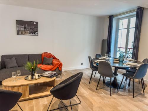 un salon avec un canapé, une table et des chaises dans l'établissement PenBed - Concorde Champs Elysées- 3 pièces, à Paris