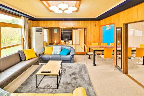 網走市にあるCottage Abashiriのソファとテーブルのあるリビングルーム