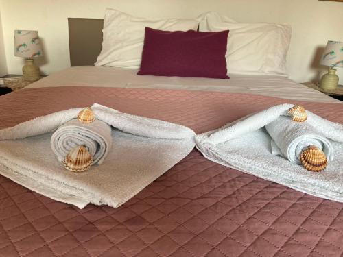 Una cama o camas en una habitación de Εν Αγρια
