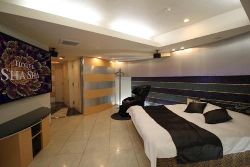 a bedroom with a large bed in a room at Hotel ShaSha Toyonaka (Adult Only) in Toyonaka