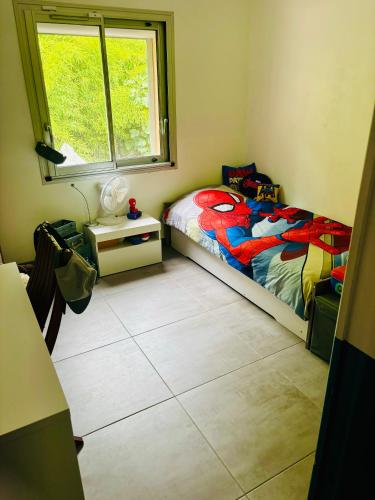 une petite chambre avec un lit et une fenêtre dans l'établissement Magnifique Villa piscine, à Fabrègues