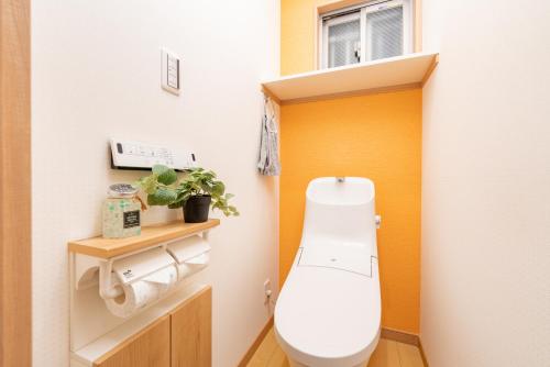 神戸市にあるCASA Kobe 1st floorの部屋の中にトイレ付きのバスルームがある