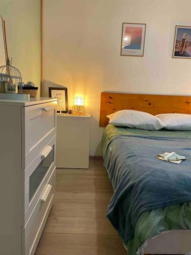 - une chambre avec un lit et une commode à côté dans l'établissement Maison familiale, emplacement idéal, à Aigneville