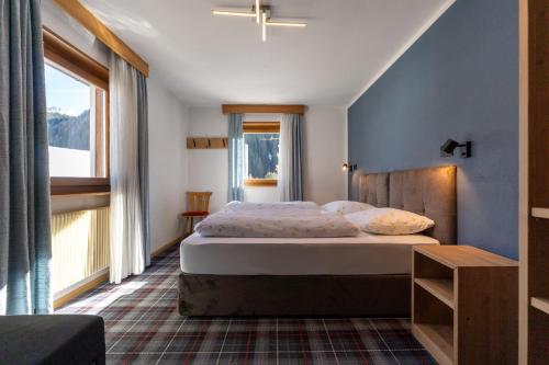 a bedroom with a bed and a large window at Chalet Fisti in La Villa