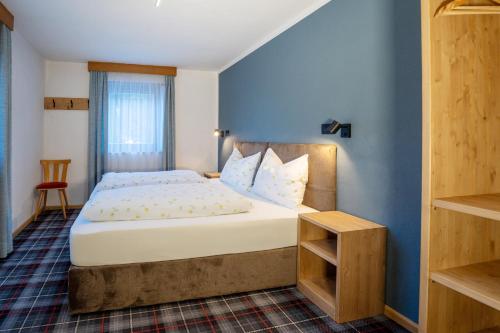 a bedroom with a large bed in a room at Chalet Fisti in La Villa