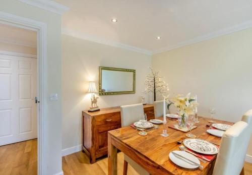 a dining room with a wooden table with chairs at Inglewood Apartment, Ingleton, Yorkshire Dales National Park, Famous Three Peaks, Near The Lake District, Pets Are Welcome in Ingleton