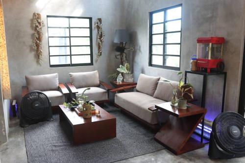 Posezení v ubytování Modern Barn House in Sariaya Quezon