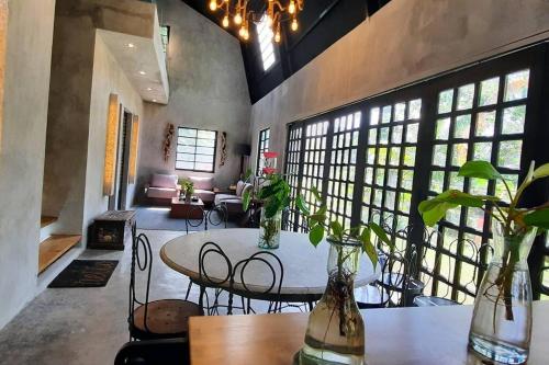 Posezení v ubytování Modern Barn House in Sariaya Quezon
