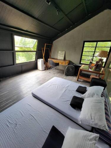 Postel nebo postele na pokoji v ubytování Modern Barn House in Sariaya Quezon
