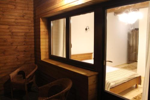 a room with a window and a bench in a room at Arnica Montana in Arieşeni