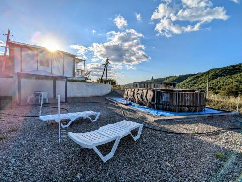 Bazén v ubytování Sunshine Inn Buriani nebo v jeho okolí
