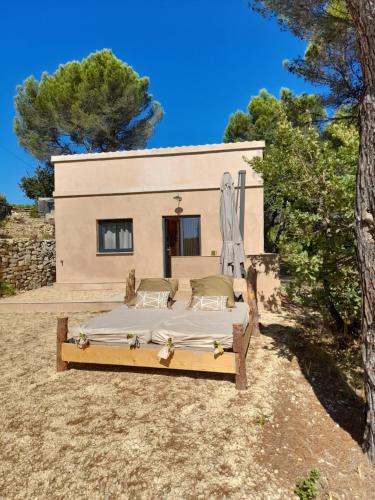 un lit en face d'une maison dans l'établissement Gîte en Provence pour amoureux de la nature, à Rognes