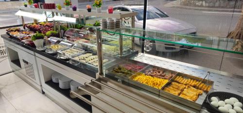 una linea a buffet con cibo in esposizione in un negozio di SKYBLUE İSTANBUL HOTEL a Istanbul