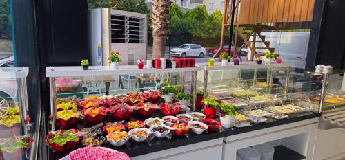 un'esposizione di fiori in una vetrina di SKYBLUE İSTANBUL HOTEL a Istanbul