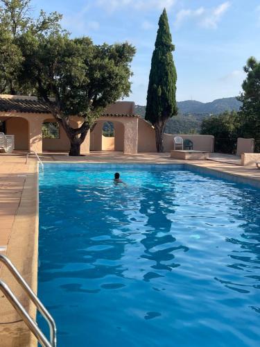 une personne se baignant dans une piscine dans l'établissement Maison Ciel et Mer, à Grimaud