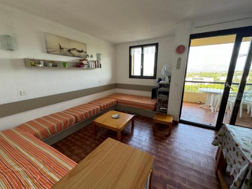 una sala de estar con un sofá y una mesa en Bella Vista 42, T2 vue mer piscine Porticcio, en Porticcio