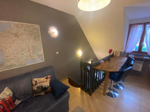 un salon avec un canapé et une table dans l'établissement Chambre Nautique, à Le Vaudoué