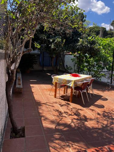a table and chairs in the shade of a tree at Loft Rural Barcelona in Barcelona