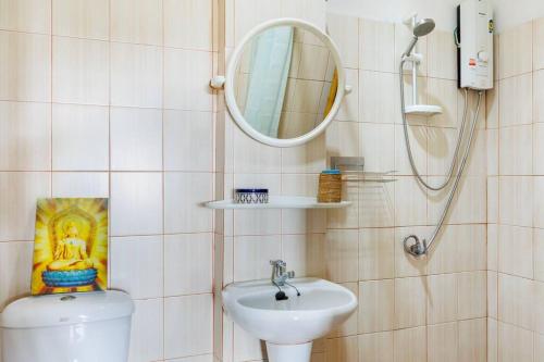 łazienka z umywalką, lustrem i toaletą w obiekcie Cottage Hin Kong w mieście Hinkong
