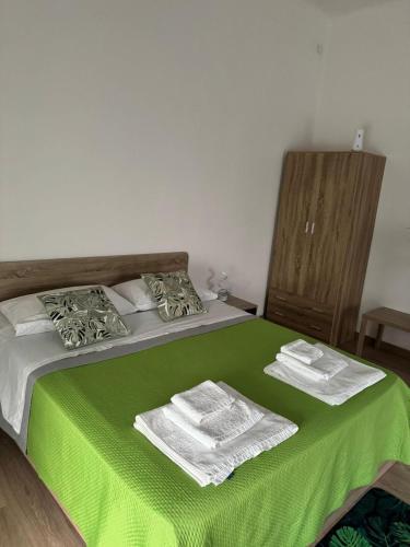 Postel nebo postele na pokoji v ubytování TikiRoom
