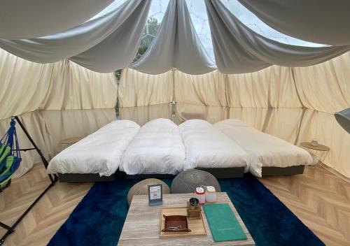Postel nebo postele na pokoji v ubytování Takatakiko Glamping Resort