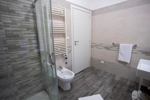 a bathroom with a toilet and a sink and a shower at Bed and Breakfast 3 Medaglie in Rende