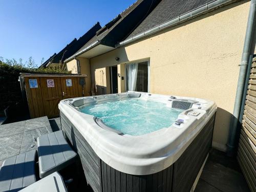 duża wanna z hydromasażem na boku domu w obiekcie JACUZZI professionel Les pieds dans l'eau plage à 50 m w mieście Trévou-Tréguignec