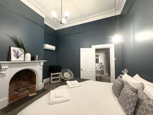 Cama o camas de una habitación en Entire Townhouse in Heart of Echuca's Port CBD - Treehouse Hideouts - 15 guest capacity