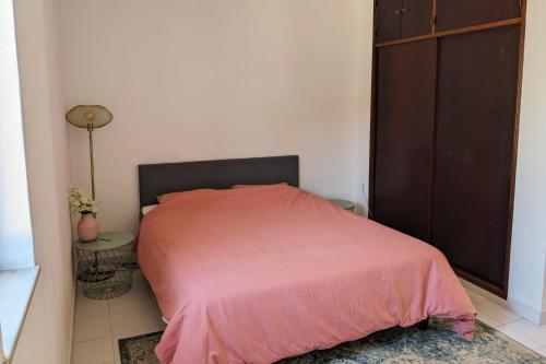 a bedroom with a bed with a pink blanket at Vivenda Josil - private pool 1km to beach & centre in Lagos